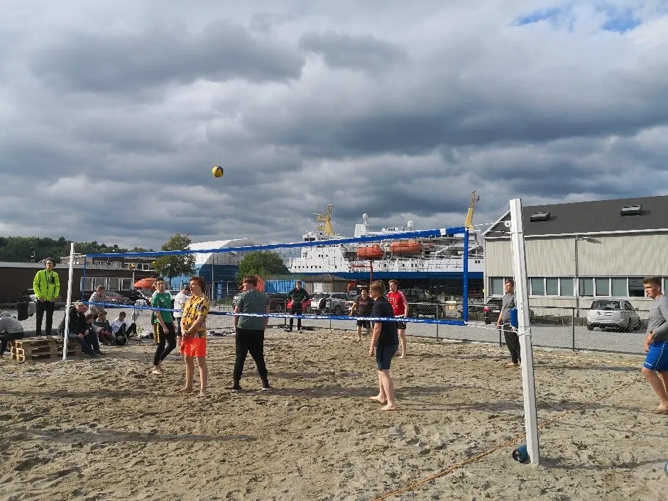 Ny sandvolleyballbane!